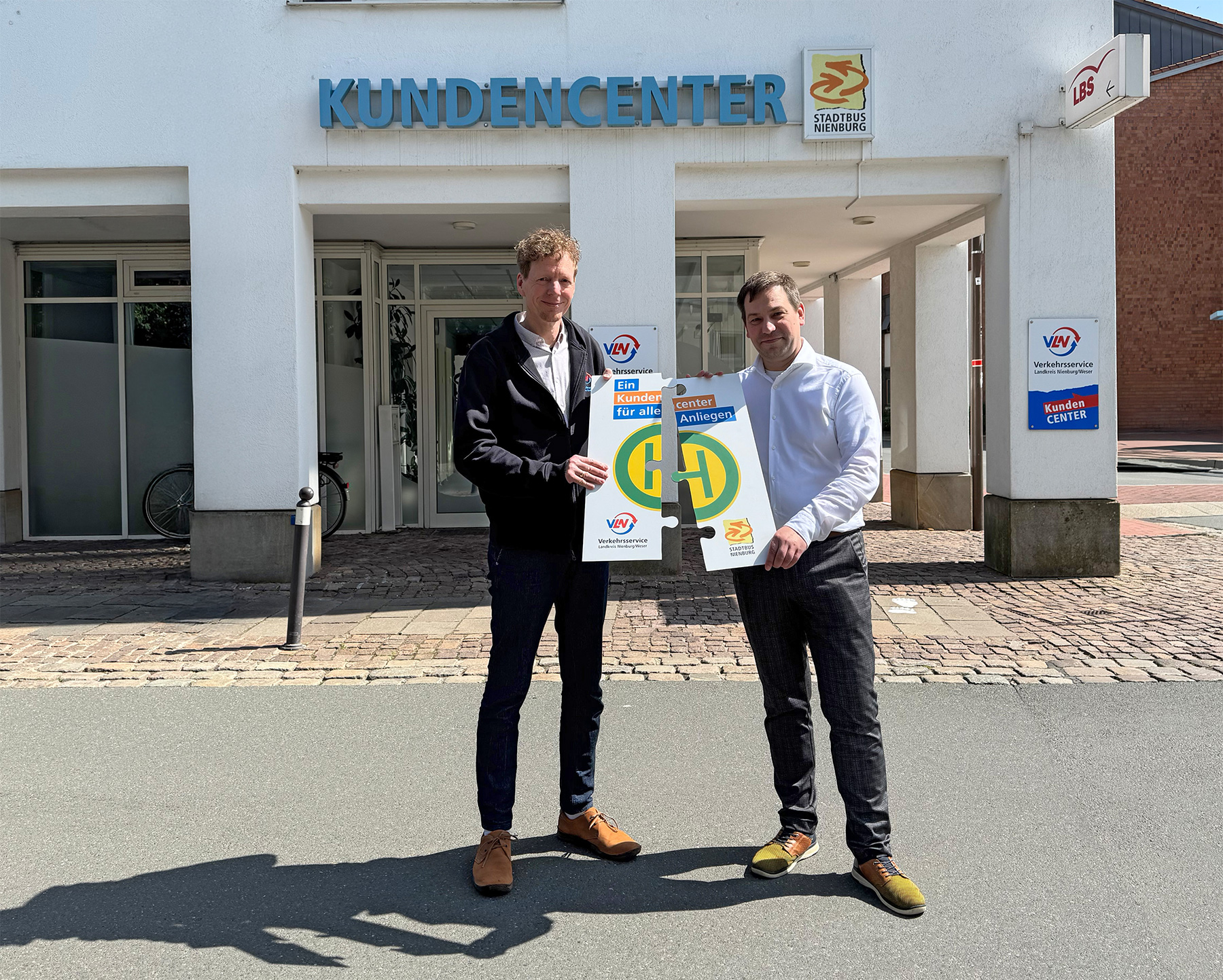 Dieses Foto zeigt Jens Rühe von dem VLN und Stefan Glischert vom Stadtbus