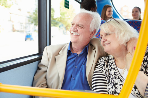 Dieses Bild zeigt Senioren die in einem Bus fahren